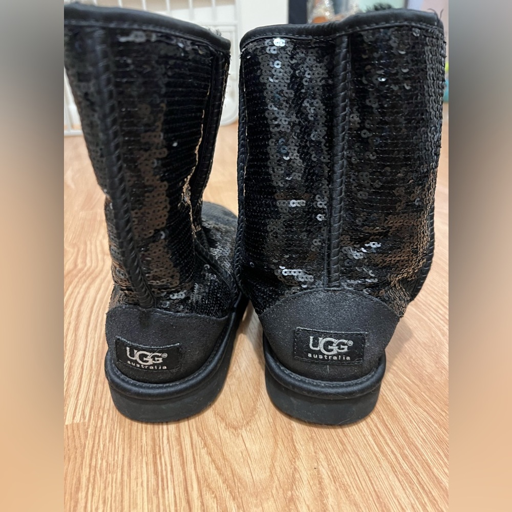 Ankle Boot Sequence Uggs, Size 7, Gently Used , I… - image 3